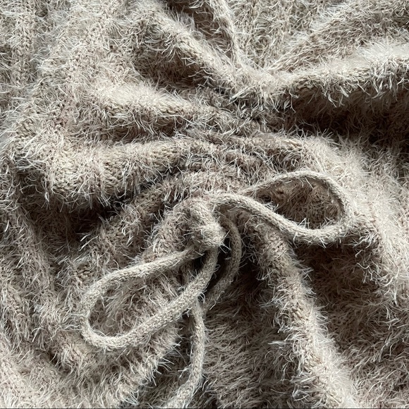 Fuzzy crop sweater - Picture 9 of 9